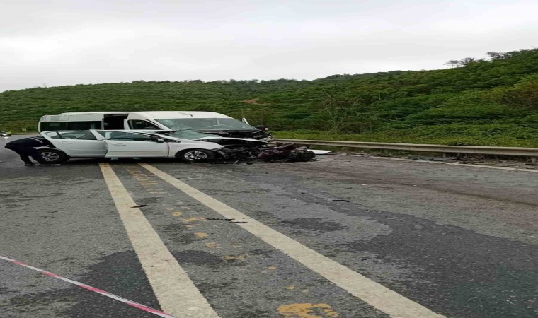 Arnavutköyde minibüs ile otomobil kafa kafaya çarpıştı: 1 ölü, 7 yaralı