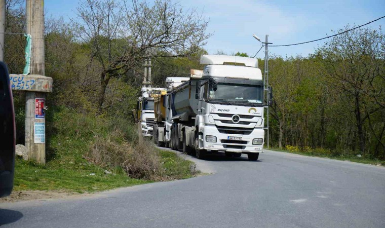 Arnavutköyde otomobilleriyle yolu kapatıp, hafriyat kamyonlarının mahallelerinden geçmesine tepki gösterdiler