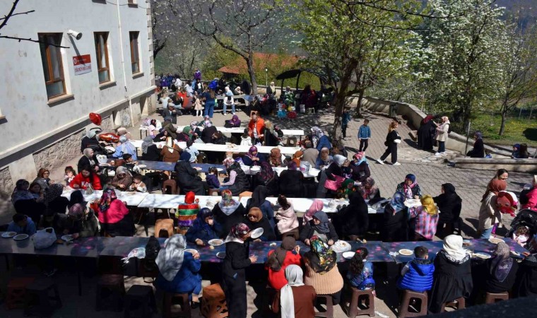 Asırlık gelenek: Gencinden yaşlısına herkes o kazanların başına geçti