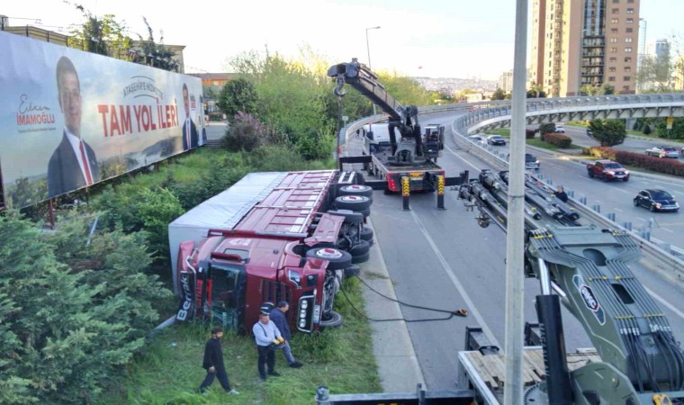 Ataşehirde sebze yüklü kamyon virajı alamayarak yan yattı