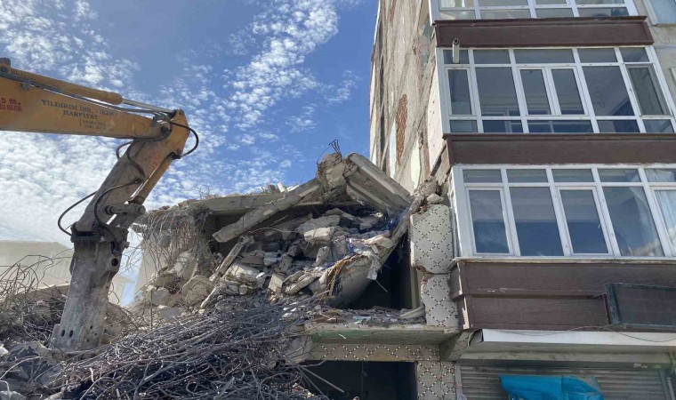 Avcılarda kentsel dönüşüm için yıkılan binanın duvarını kullandılar, balkon açıkta kaldı