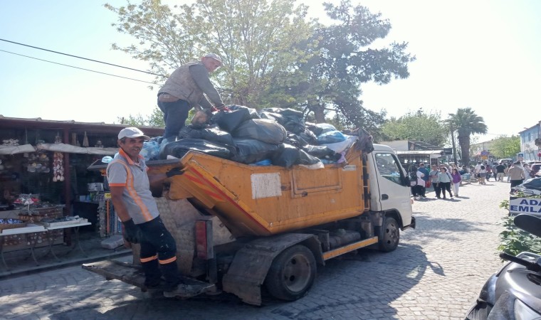 Ayvalıkta, bayram tatilinde yaklaşık 15 bin ton çöp toplandı