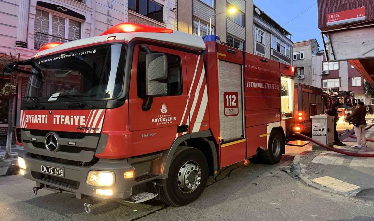 Bağcılarda korkutan yangın: Gecekondu alev topuna döndü