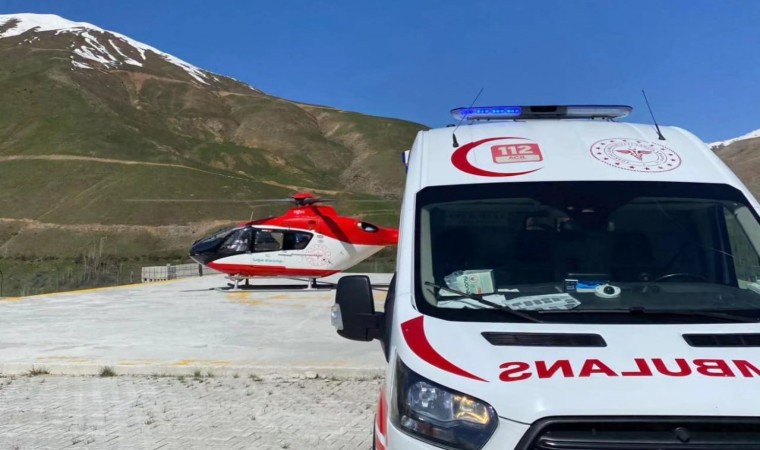 Bahçesarayda iki hasta ambulans helikopterle hastaneye sevk edildi