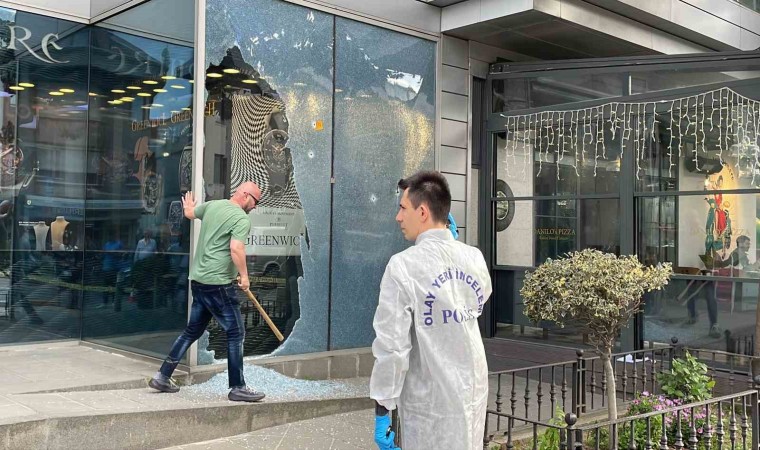 Bakırköyde kuyumcuya silahlı saldırı: Saldırganın kaçış anı kamerada