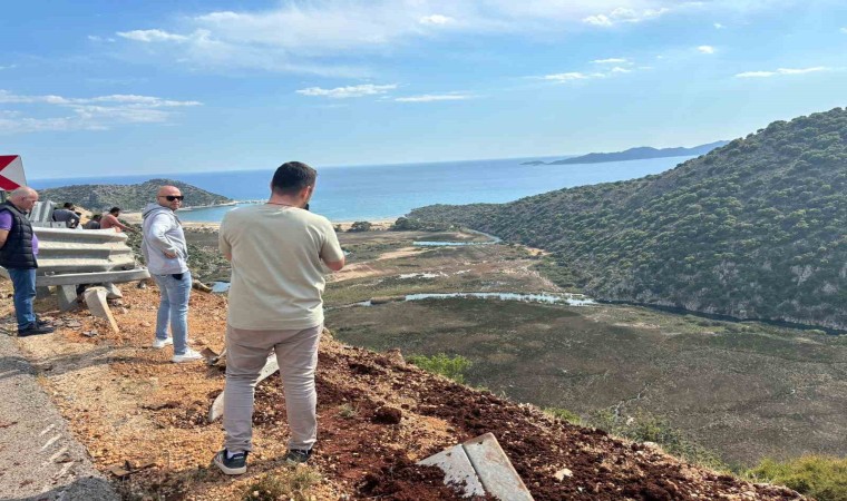 Bariyerlere çarpan kamyon 50 metrelik uçurumdan yuvarlandı: 1 ölü