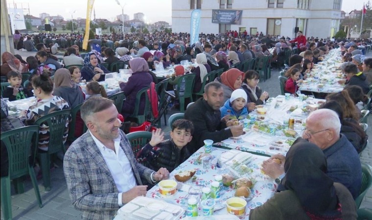 Başkan Çolakbayrakdar, “Hemşehrilerimizle Ramazanın güzelliklerini paylaşıyoruz”