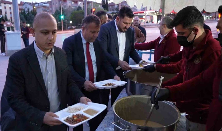 Başkan Önal, son iftar yemeğinde vatandaşlarla birlikte oruç açtı