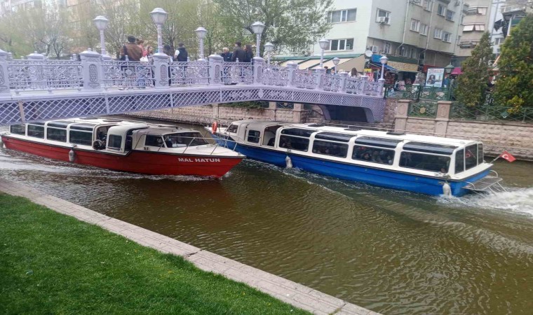 Bayram için gelen Eskişehire gelen turistler Porsuk Çayının tadını çıkardı