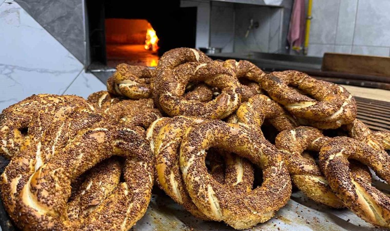 Bayram sabahlarının vazgeçilmezi simit için kuyruklar oluştu