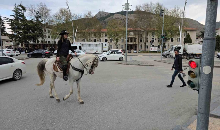 Belediye binası önünde onları gören başkan da vatandaş da hayrete düştü