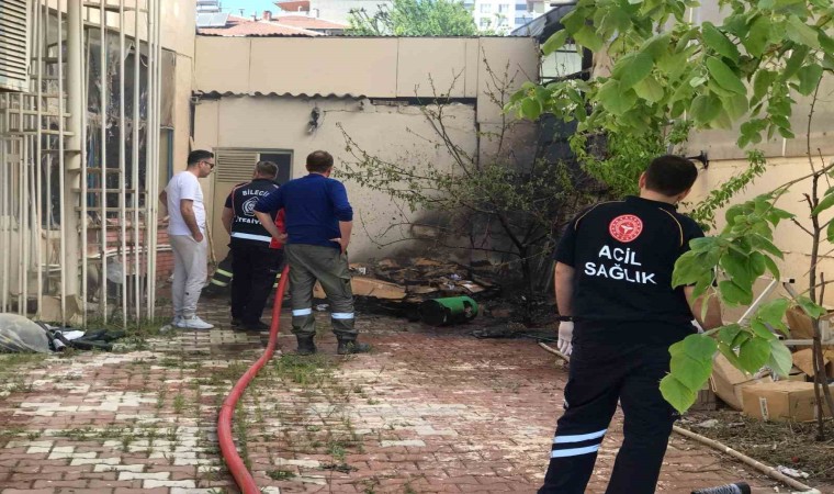 Bilecikte atık karton deposunda çıkan yangın panik oluşturdu