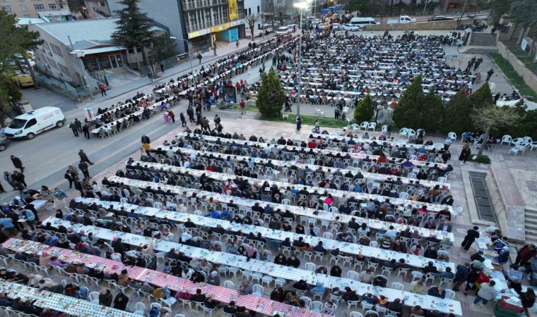 Bilecikte düzenlenen iftar yemeğine binlerce kişi katıldı