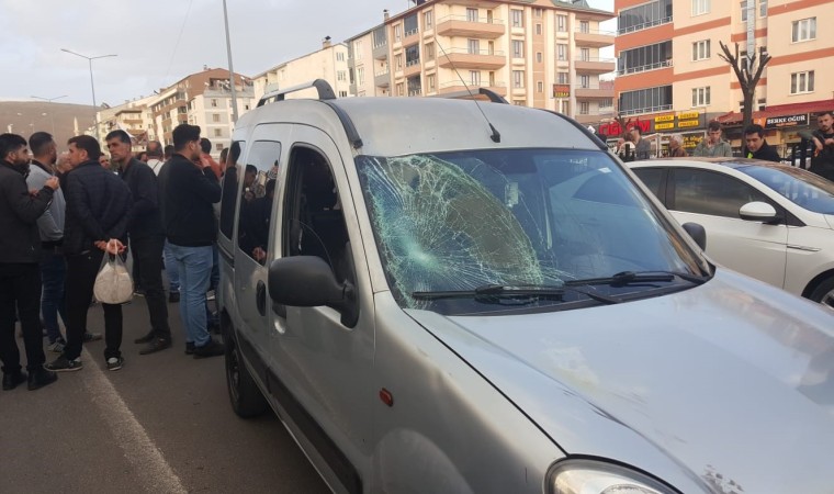 Bingölde hafif ticari aracın çarptığı yaya yaralandı: Aynı yerde ikinci kaza