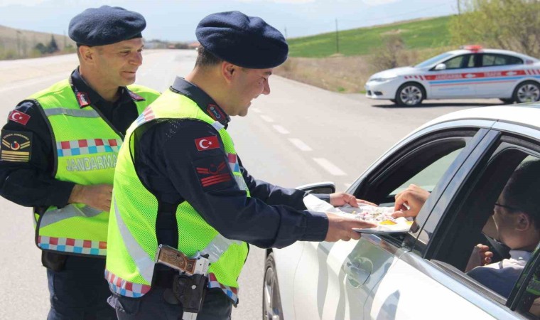 Bolvadinde jandarmadan lokumlu ve çikolatalı denetim