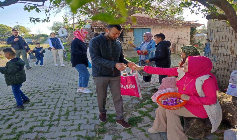 Bu mahallenin genci yaşlısı bayram şekeri topluyor