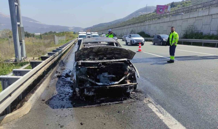 Bursada seyir halindeki otomobil alev alev yandı