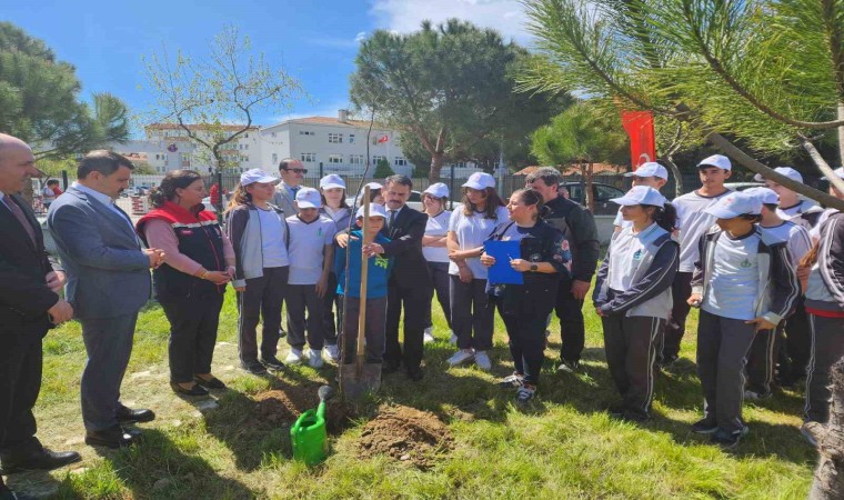 Çanakkalede, ‘Okuldaki Çiftlik projesiyle meyve fidanları toprakla buluştu