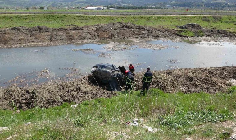 Çanakkalede sürücü direksiyon hakimiyetini kaybetti, otomobil çay yatağına uçtu