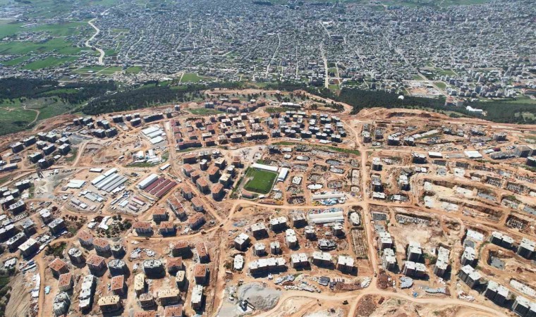 Deprem konut alanının öncesi ve sonrası dron ile görüntülendi