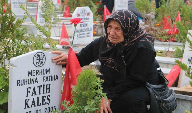 Deprem mezarlığında hüzünlü bayram