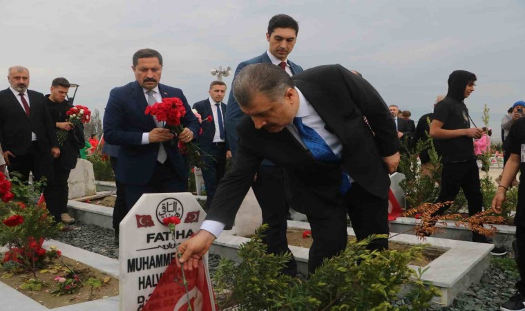 Deprem mezarlığında vatandaşlara başsağlığı dileyen Sağlık Bakanı Koca, “Dün buradaydık, bu gün buradayız ve yarında Hatayımızda olacağız”