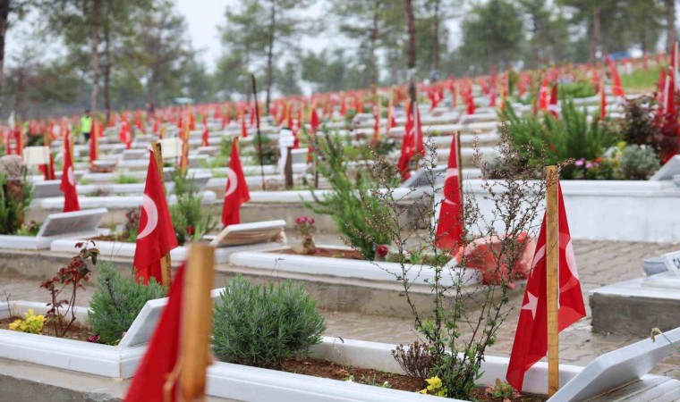 Depremin merkezi Kahramanmaraşta mezarlıkta buruk bayramlaşma