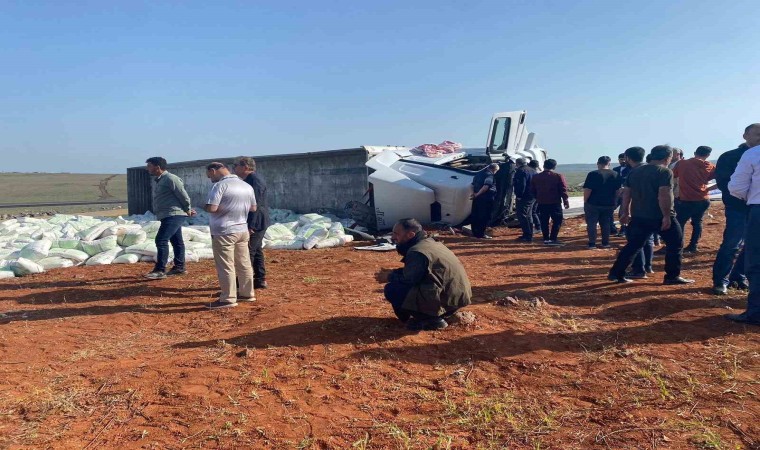 Devrilen tır, Siverek-Diyarbakır karayolunu 2 saat kapattı