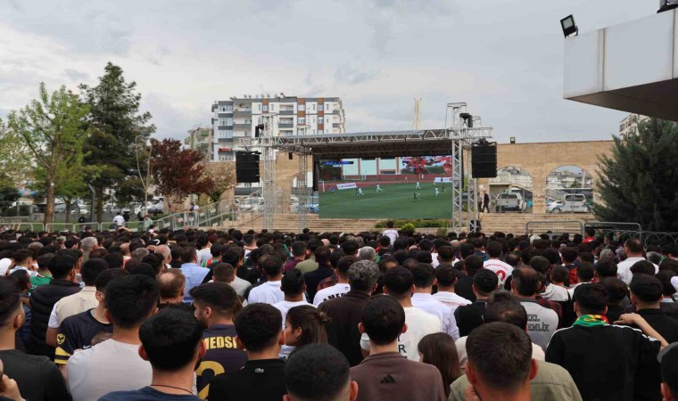 Diyarbakırda binlerce taraftar dev ekranda maç keyfi yaptı