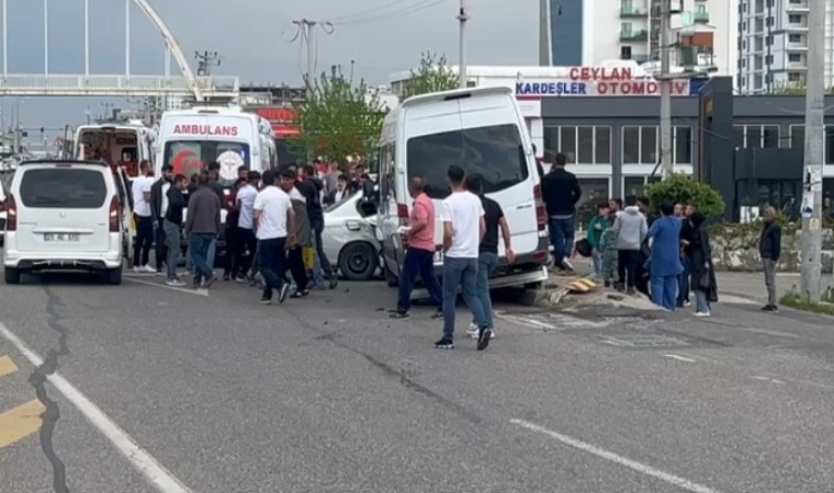 Diyarbakırda minibüs ile otomobil çarpıştı: 3 yaralı