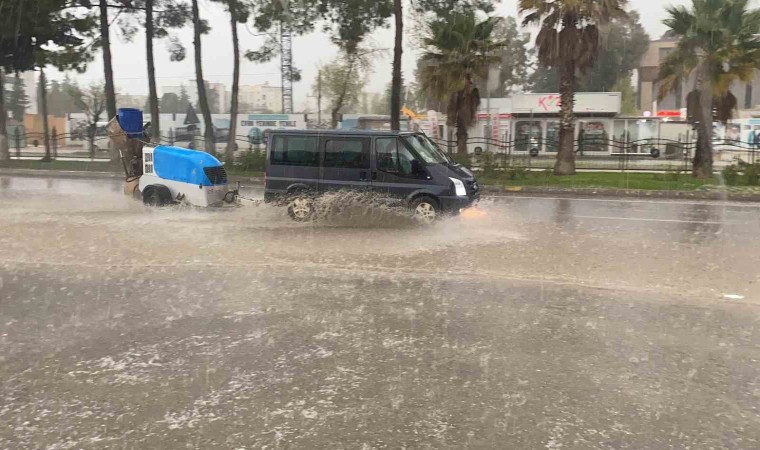 Dolu yağışı Adıyamanı beyaza bürüdü