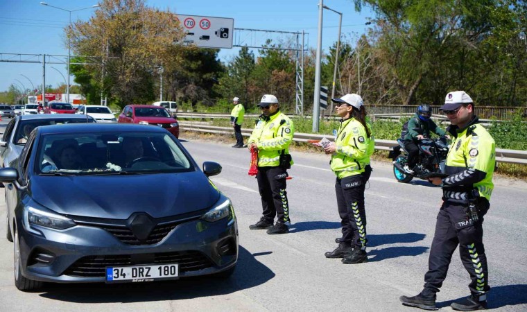 Edirnede trafik polisleri sürücülerin bayramını kutladı