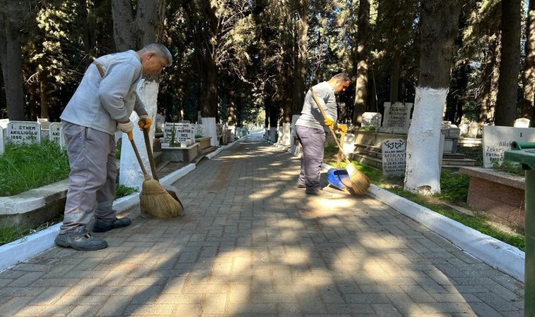 Edremitte şehitlik ve mezarlıklara bayram bakımı