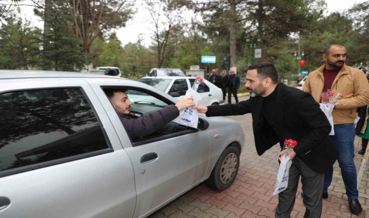 Elazığ Belediyesi, mezarlığa gelen vatandaşlara ikramda bulundu