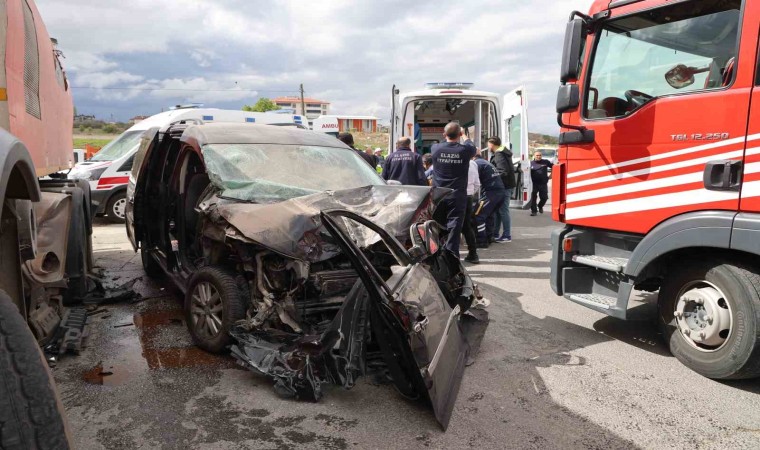 Elazığda hafif ticari araç, temizlik kamyonuna çarptı: 5 yaralı