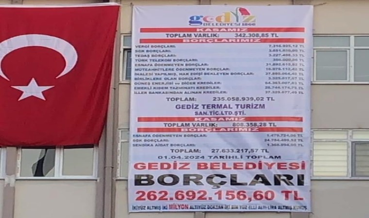 Gediz Belediyesinin güncel borcu belediye binasına asıldı