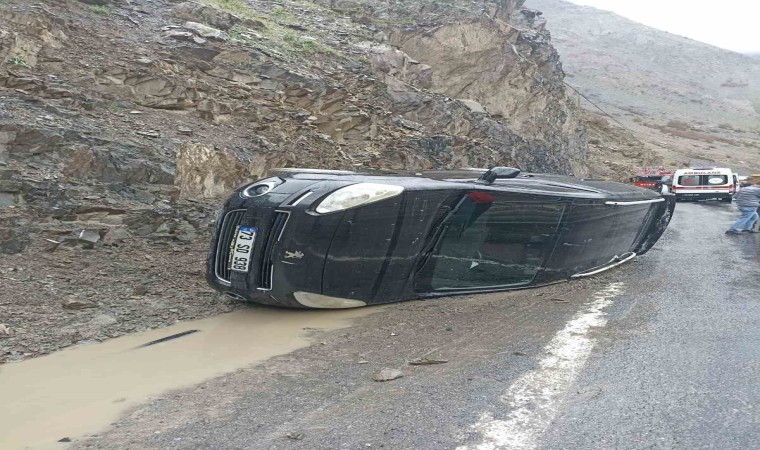 Hakkaride kamyonet yan yattı: 5 yaralı