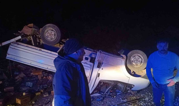 Hakkaride lastiği patlayan kamyonet kaza yaptı: 2 hafif yaralı