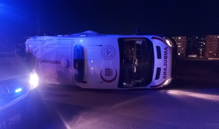 Hasta almaya giden ambulans kaza yaptı: 5 yaralı