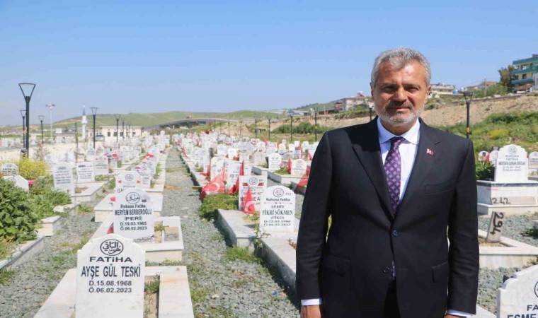 Hatay Büyükşehir Belediye Başkanı Öntürkden ilk ziyaret deprem şehitliğine