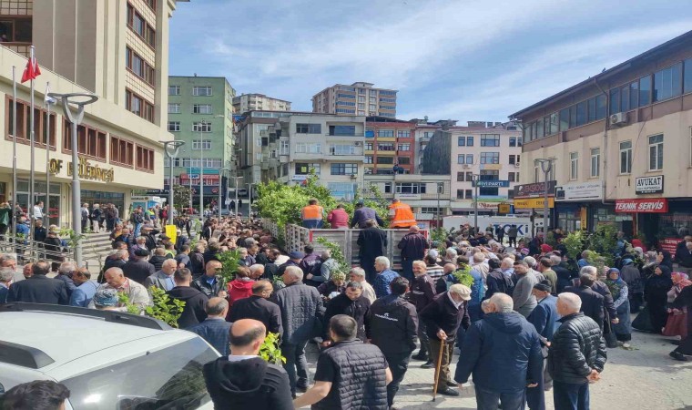 Hayır için bir tır dolusu meyve fidanı dağıttılar