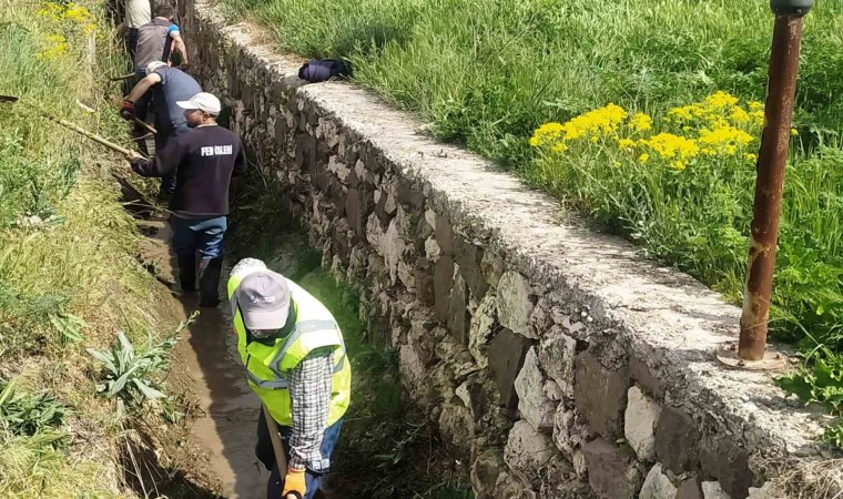 Hisarcıkta sulama kanalı temizliği