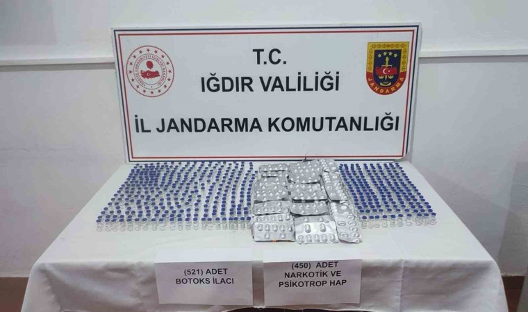 Iğdırda yabancıların çantasından 521 botoks ilacı ve 450 uyuşturucu hap çıktı