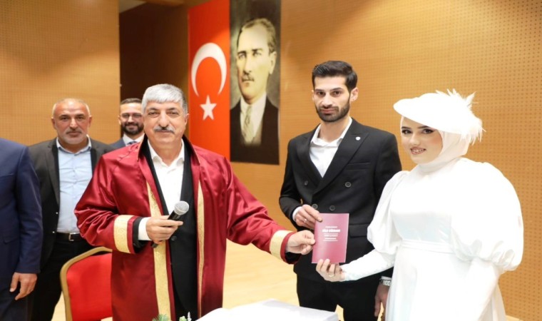 İlk nikahını kıydı, cüzdanı geline verdi