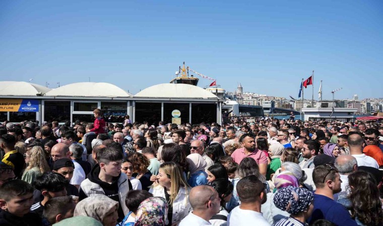 İstanbul Eminönündeki insan seli fotoğraflara yansıdı