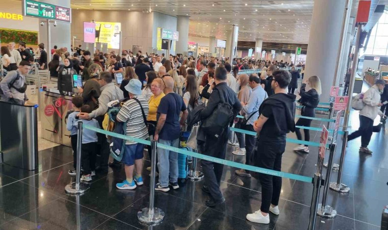 İstanbul Havalimanında bayram tatili yoğunluğu