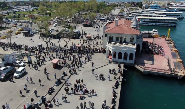 İstanbulda Adalar İskelesinde bayram yoğunluğu