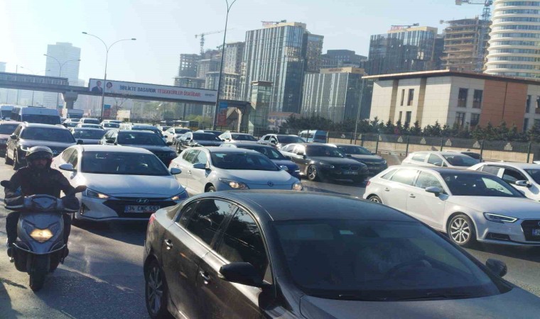 İstanbulda bayram dönüşü haftanın ilk gününde trafik yüzde 60lara ulaştı