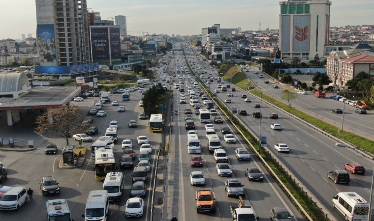 İstanbulda bayram yoğunluğu: Trafikte uzun kuyruklar oluştu