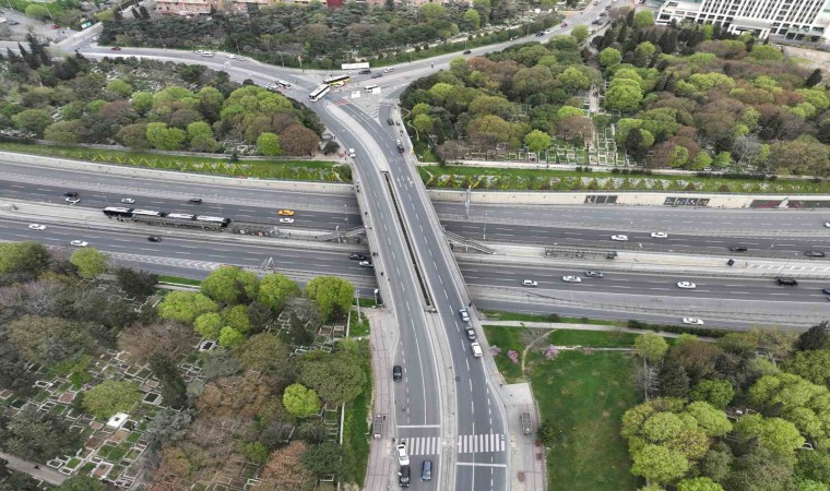 İstanbulda bayramın ilk gününde yollar boş kaldı